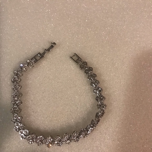 ❄️New❄️Beautiful Silver Bracelet with CZ Crystal - Picture 4 of 4